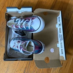 NWT NIB Converse glitter sneakers size 3